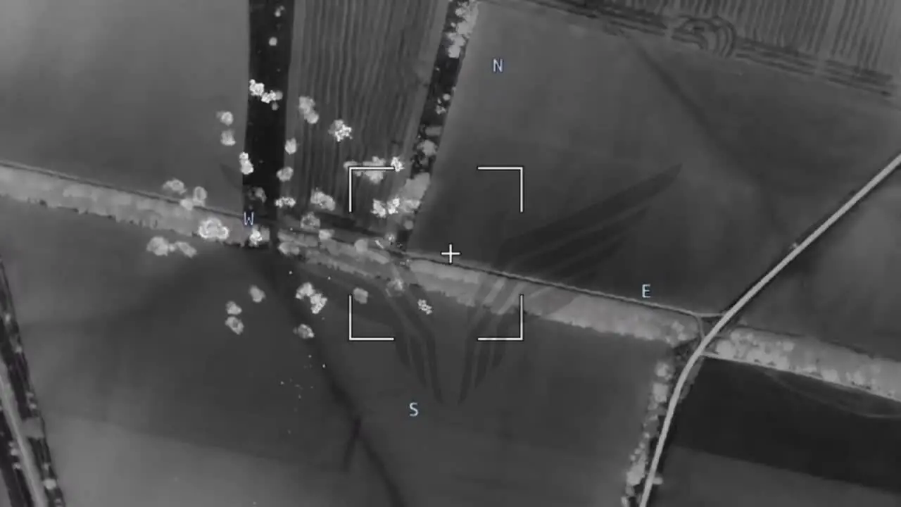 Khoảnh khắc Iskander-M rải đạn ch&ugrave;m xuống b&atilde;i ph&oacute;ng UAV Ukraine