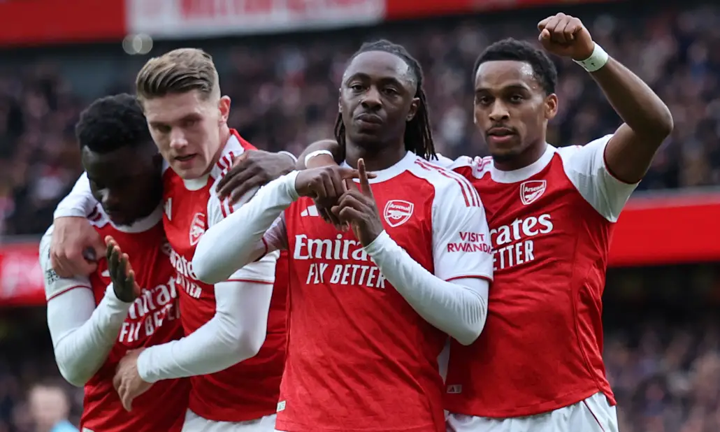 Arsenal lại thắng nhờ ‘bóng chết’