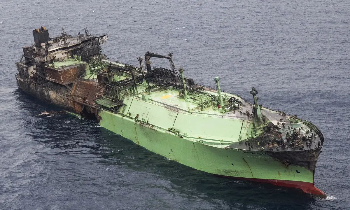 Tàu Nga chở 60.000 tấn khí đốt trôi dạt trên biển sau khi trúng UAV