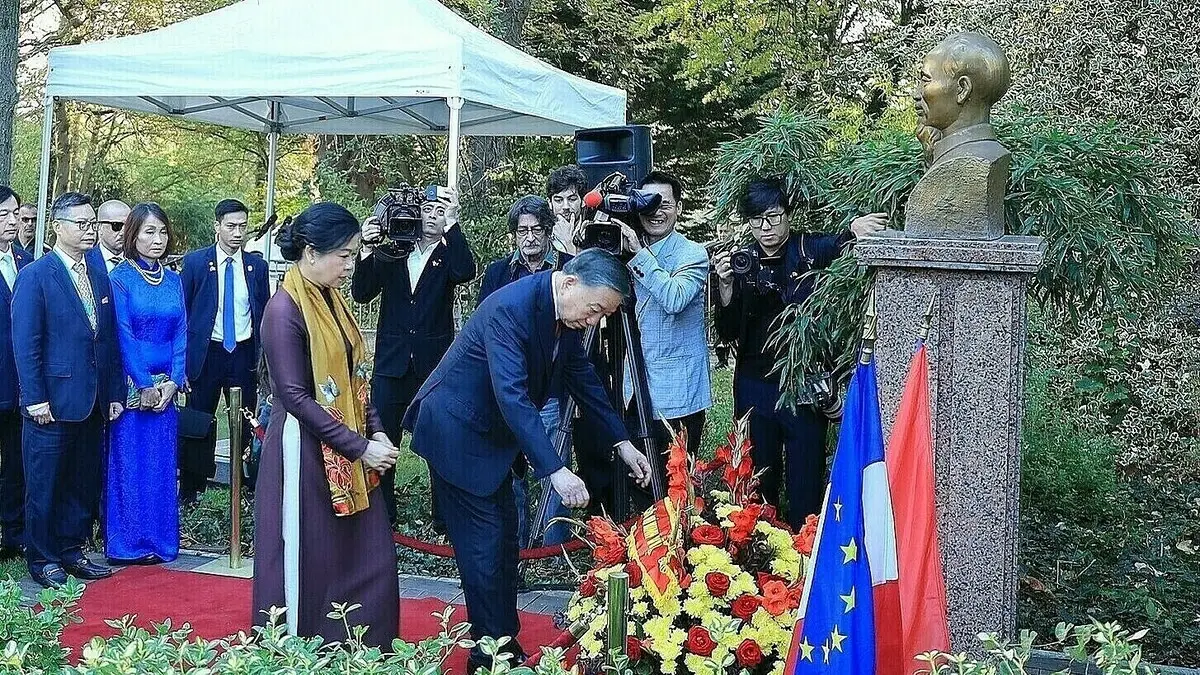 Tổng Bí thư, Chủ tịch nước dâng hoa tại Tượng Chủ tịch Hồ Chí Minh ở Pháp